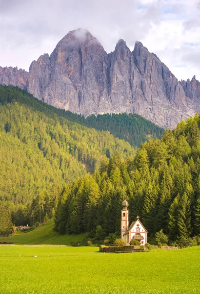 山の中に教会がある美しい風景 — ストック写真