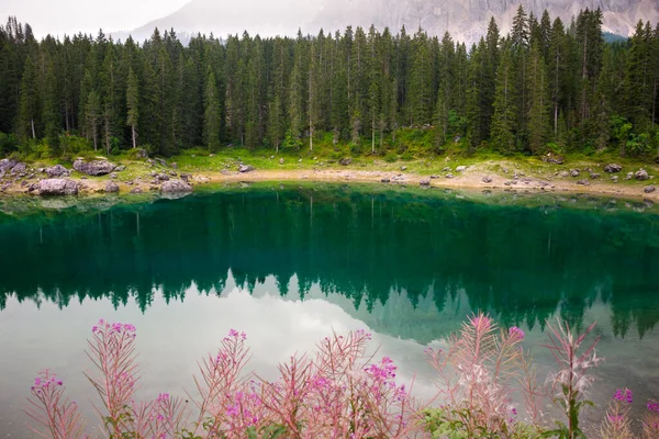 Beau Lac Dans Les Montagnes — Photo