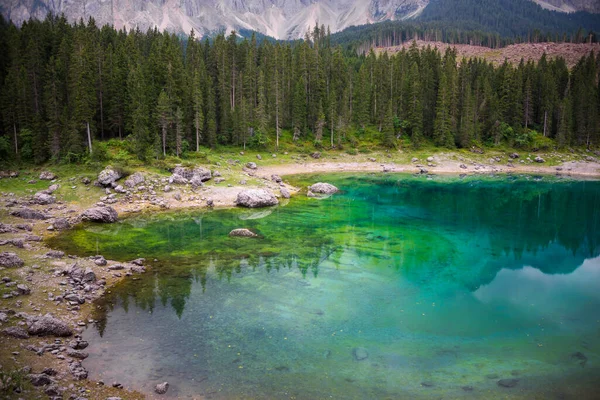 Malebný Záběr Krásné Krajiny Hor Klidné Jezero — Stock fotografie