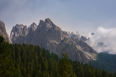 Kayalık dağların güzel manzarası
