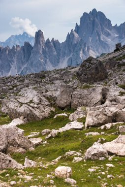 Kayalık dağların güzel manzarası