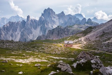 Kayalık dağların güzel manzarası