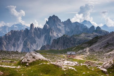 Kayalık dağların güzel manzarası