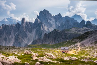 Kayalık dağların güzel manzarası