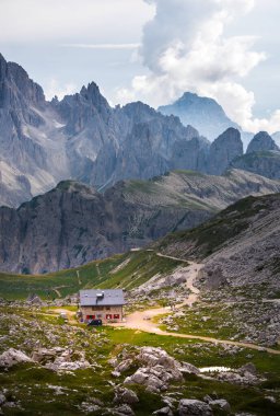 Dağların güzel manzarasının manzarası.