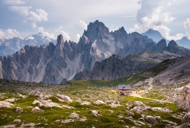 Dağların güzel manzarasının manzarası.
