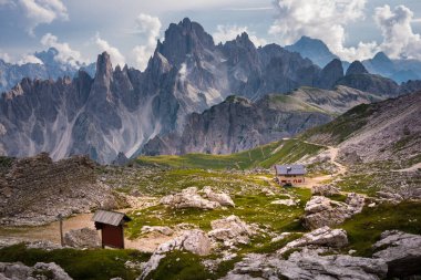 Dağların güzel manzarasının manzarası.