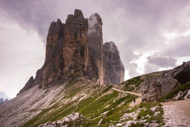 Bulutlu bir günde güzel kayalık dağların manzarası.