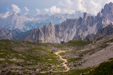 Bulutlu bir günde güzel kayalık dağların manzarası.