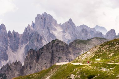 Bulutlu bir günde güzel kayalık dağların manzarası.