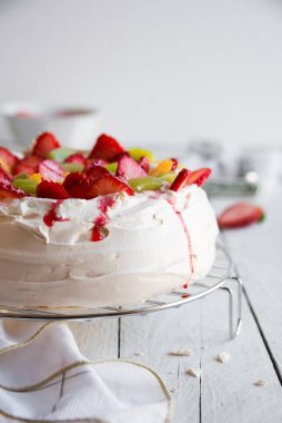 Meyveli ve çilekli lezzetli bir pasta.