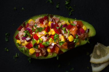Avokado ton balığı ve sebzelerle dolu.