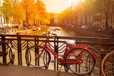 Amsterdam, Hollanda-Ekim 2018: Bisikletler şehir caddesinde