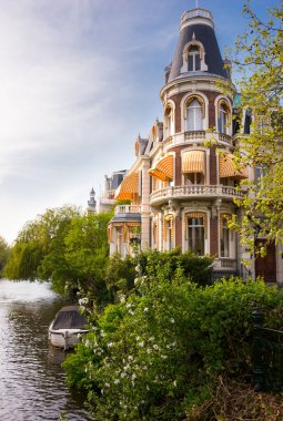 Eski Avrupa şehrinin güzel mimarisinin manzarası 