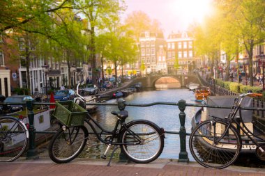 Hollanda 'nın Amsterdam şehrinde kanallı bisikletlerle