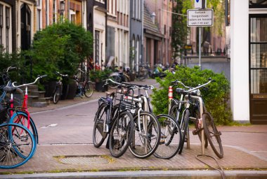 Hollanda 'nın Amsterdam şehrinde kanallı bisikletlerle