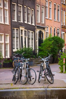 Hollanda 'nın Amsterdam şehrinde kanallı bisikletlerle