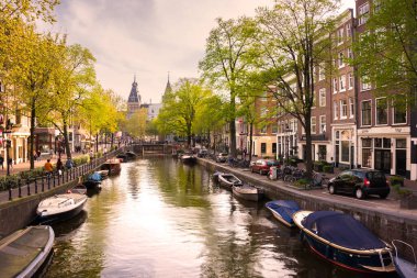 Hollanda 'nın Amsterdam şehrinde kanallı bisikletlerle