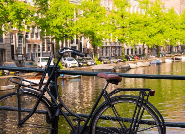 Hollanda 'nın Amsterdam şehrinde kanallı bisikletlerle