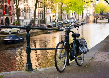 Hollanda 'nın Amsterdam şehrinde kanallı bisikletlerle