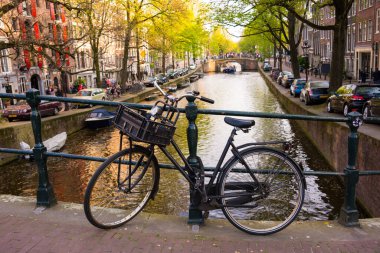 Hollanda 'nın Amsterdam şehrinde kanallı bisikletlerle
