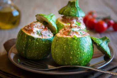 Et ve maydanozla doldurulmuş yeşil kabak, doldurulmuş sebze.