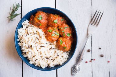 Pilav ve sebzeli kızarmış tavuk.