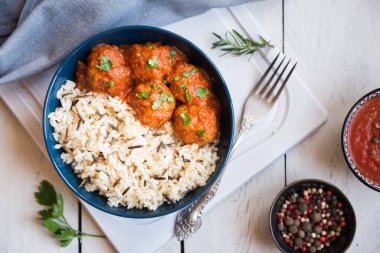 Pirinç ve sebzeli tavuk göğsü. en üstteki görünüm.