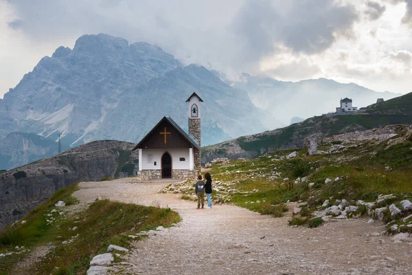 Bela Paisagem Com Pequena Igreja Montanhas — Fotografia de Stock