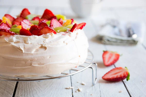 Delicious Cake Strawberries Cream White Wooden Background — Stock fotografie