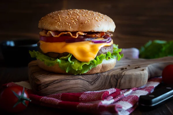 Hamburger Met Kaas Spek Tomaat Sla Donkere Houten Ondergrond — Stockfoto