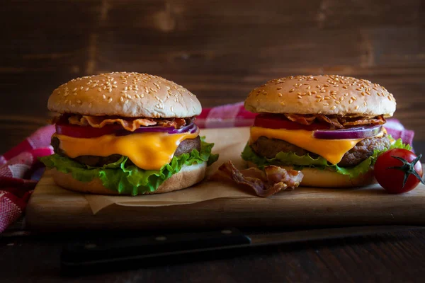 Hamburger Mit Käse Speck Tomate Und Salat Auf Dunklem Holzgrund — Stockfoto