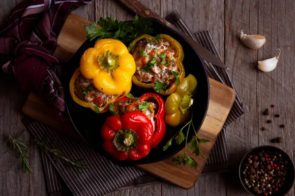 Farklı Renkte Dolgulu Dolma Biberler — Stok fotoğraf