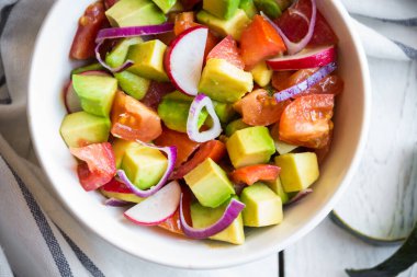 Avokado, domates ve turplu taze sebze salatası. Sağlıklı gıda konsepti