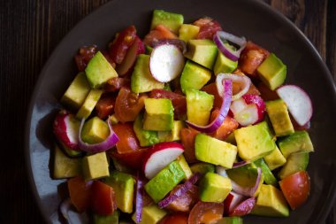 Avokado, domates ve turplu taze sebze salatası. Sağlıklı gıda konsepti