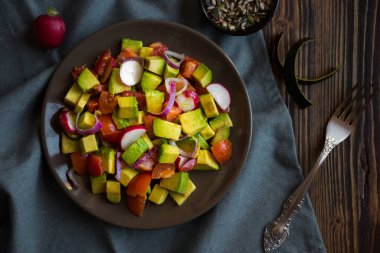 Avokado, domates ve turplu taze sebze salatası. Sağlıklı gıda konsepti
