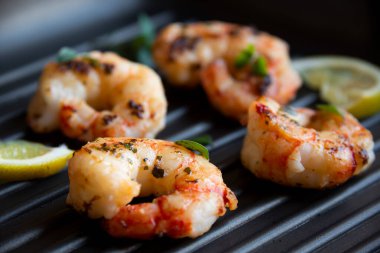 Limonlu ve otlu kızarmış karides, sağlıklı deniz ürünleri.