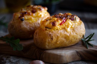 Peynirli ve otlu ev yapımı patates.