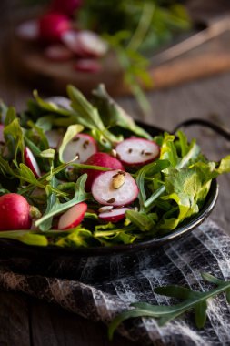 Sebze salatası, turp, roka ve marul.