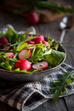Sebze salatası, turp, roka ve marul.