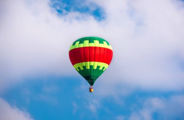 Gökyüzünde uçuşan renkli sıcak hava balonu