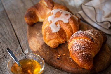 Kahvaltı için taze kruvasan.