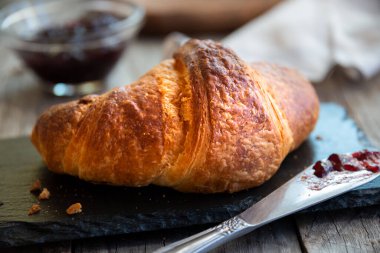 Kahvaltı için taze kruvasan.