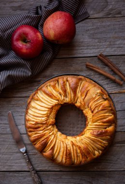 Dilimlenmiş elma ve kahverengi şekerli ev yapımı lezzetli elmalı turta