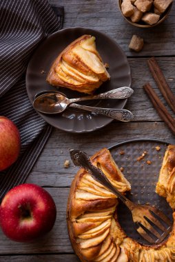 Dilimlenmiş elma ve kahverengi şekerli ev yapımı lezzetli elmalı turta