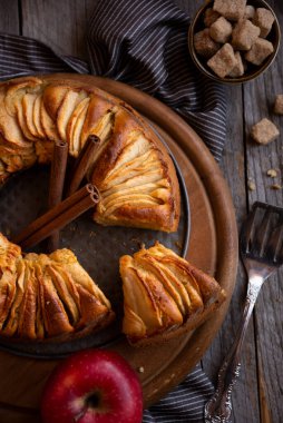 Tarçınlı elmalı turta ve ahşap arka planda bal.