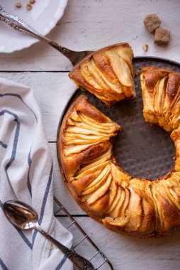 Beyaz ahşap arka planda ev yapımı tarçınlı çörekler, kuru üzüm ve çikolata. en üstteki görünüm.