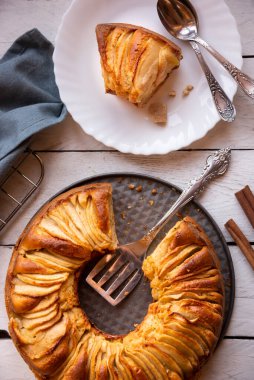 Reçelli ev yapımı kruvasan ve ahşap arka planda bir fincan çay.