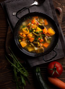 Ev yapımı sebze ve sebzeli tavuk çorbası.