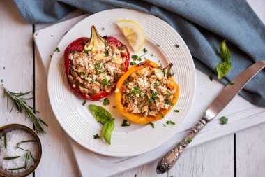 Et ve bitkilerle doldurulmuş biber dolması.